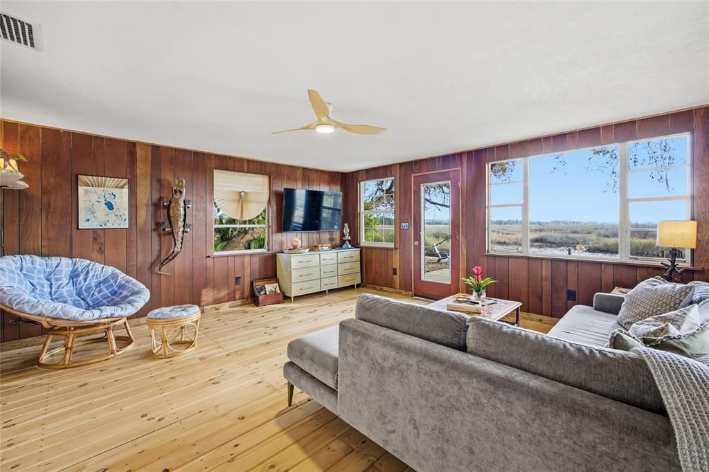 На продажу: $225,000 (2 спален, 1 ванн, 896 Квадратных фут)