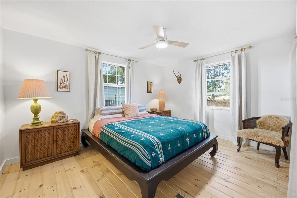 На продажу: $225,000 (2 спален, 1 ванн, 896 Квадратных фут)