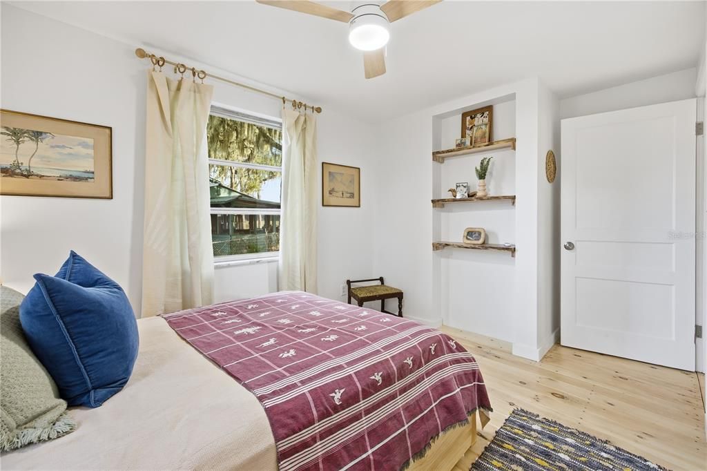 На продажу: $225,000 (2 спален, 1 ванн, 896 Квадратных фут)