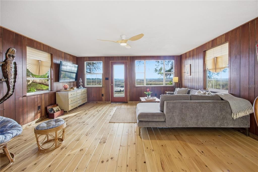 На продажу: $225,000 (2 спален, 1 ванн, 896 Квадратных фут)