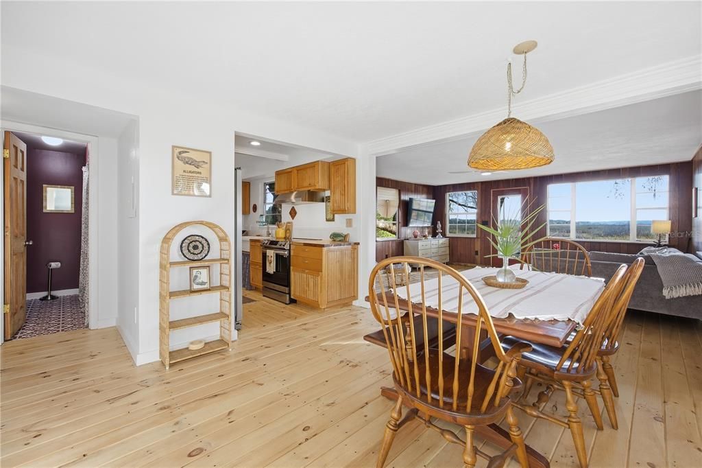 На продажу: $225,000 (2 спален, 1 ванн, 896 Квадратных фут)