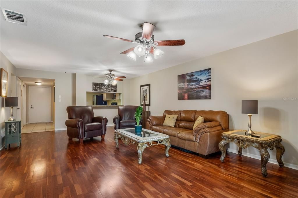 待售: $230,000 (1 贝兹, 1 浴室, 1211 平方英尺)