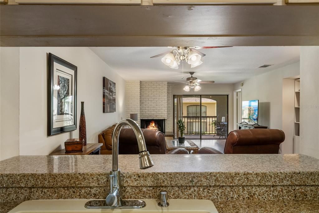 待售: $230,000 (1 贝兹, 1 浴室, 1211 平方英尺)