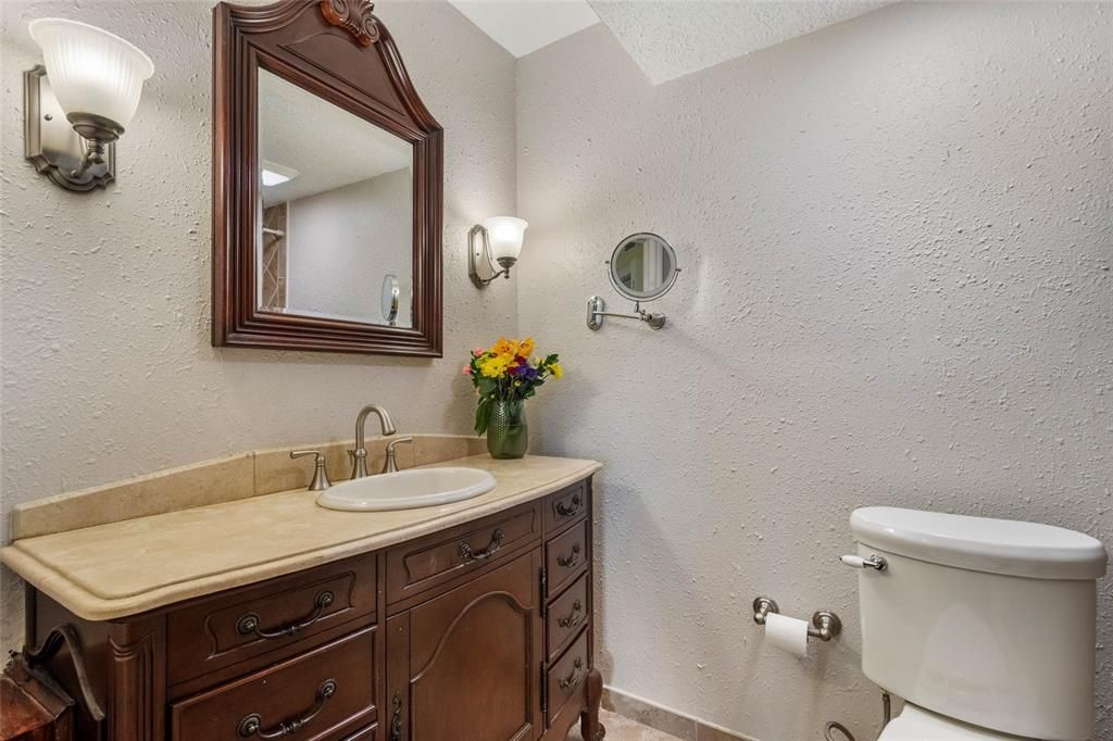 待售: $230,000 (1 贝兹, 1 浴室, 1211 平方英尺)