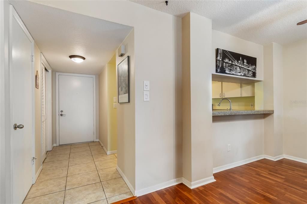 待售: $230,000 (1 贝兹, 1 浴室, 1211 平方英尺)