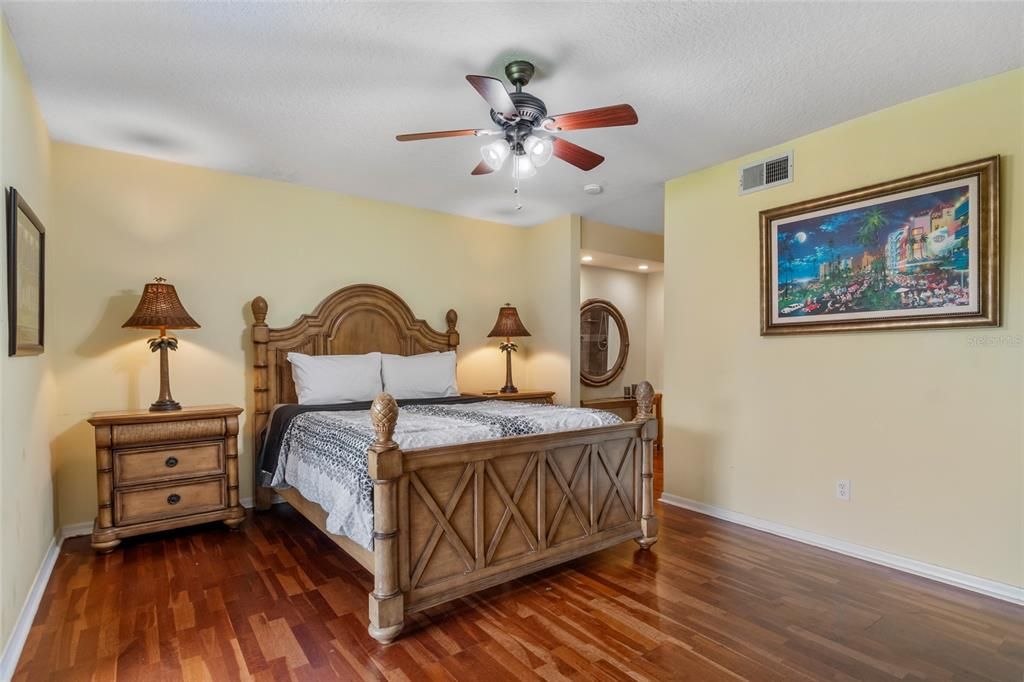 待售: $230,000 (1 贝兹, 1 浴室, 1211 平方英尺)