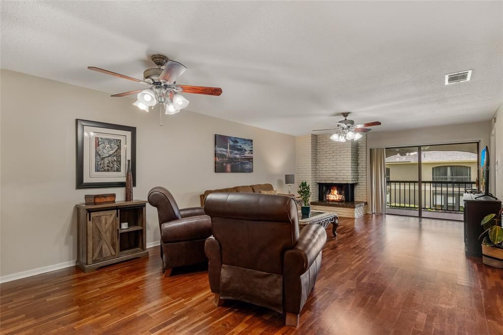 待售: $230,000 (1 贝兹, 1 浴室, 1211 平方英尺)