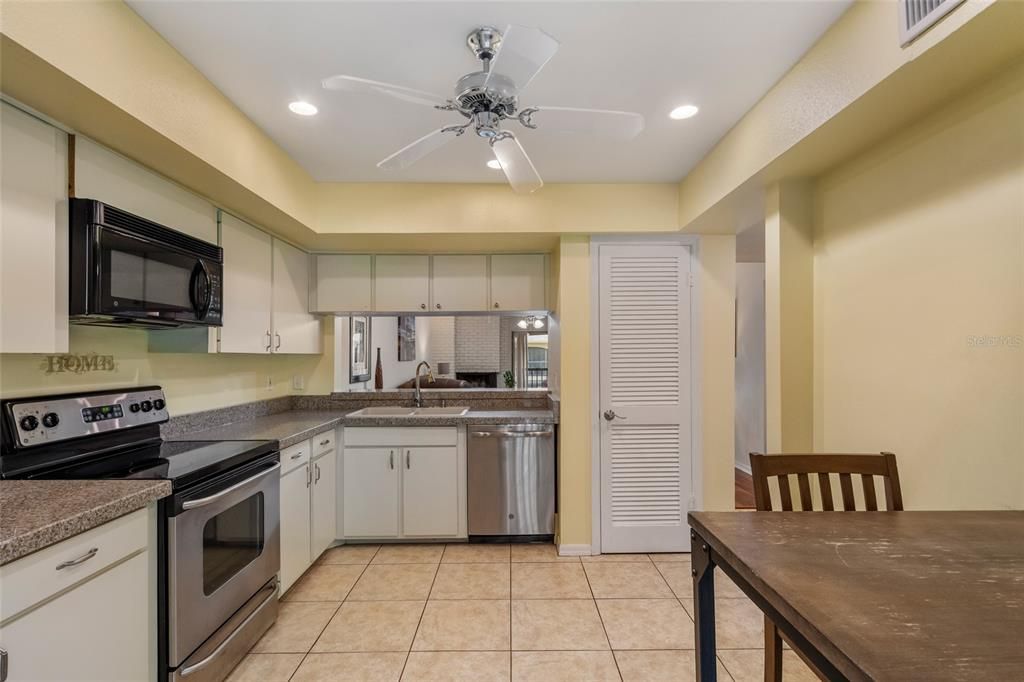 待售: $230,000 (1 贝兹, 1 浴室, 1211 平方英尺)