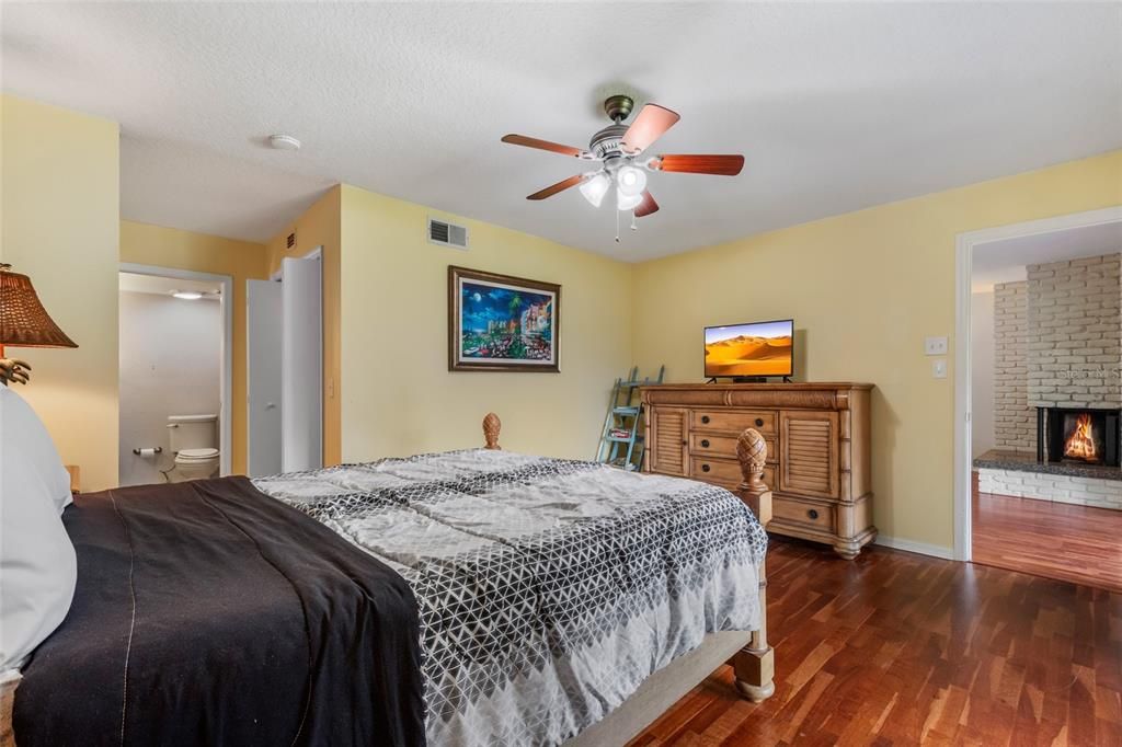 待售: $230,000 (1 贝兹, 1 浴室, 1211 平方英尺)