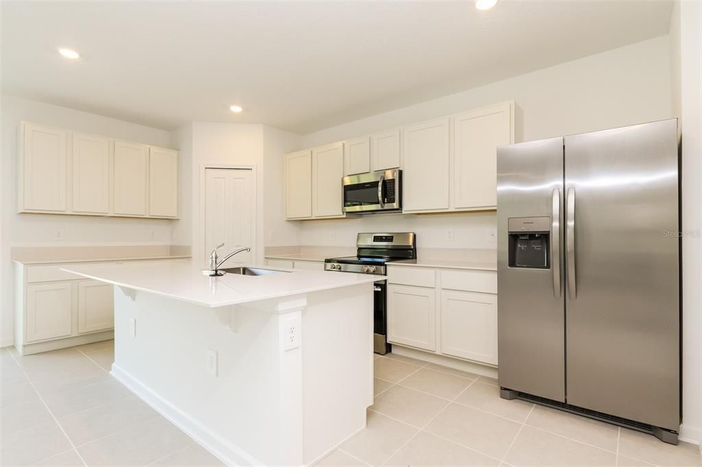 For Rent: $2,025 (5 beds, 2 baths, 2112 Square Feet)