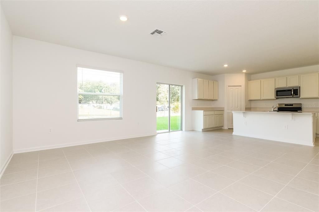 For Rent: $2,025 (5 beds, 2 baths, 2112 Square Feet)