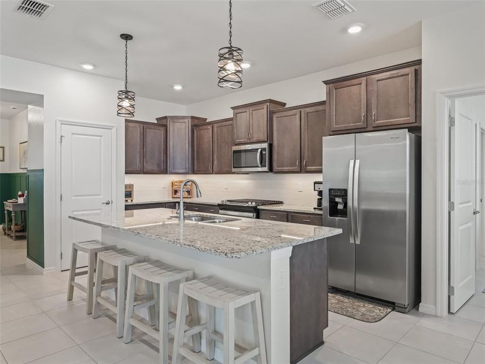For Sale: $359,900 (4 beds, 2 baths, 1910 Square Feet)