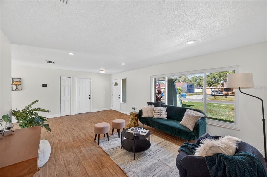 На продажу: $350,000 (3 спален, 2 ванн, 1230 Квадратных фут)