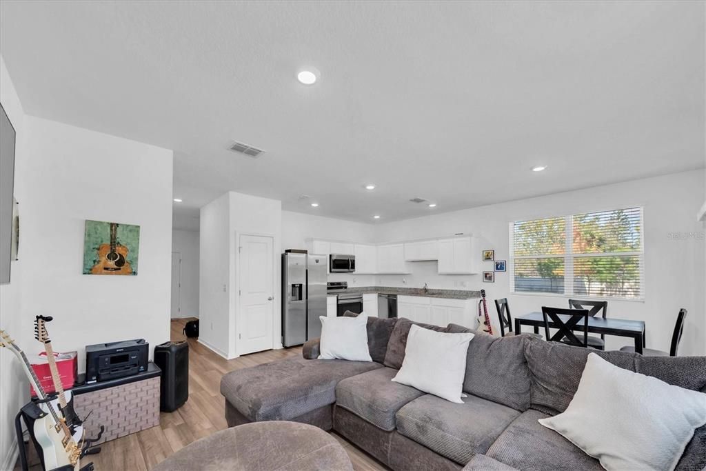 En Venta: $339,000 (3 camas, 2 baños, 1421 Pies cuadrados)