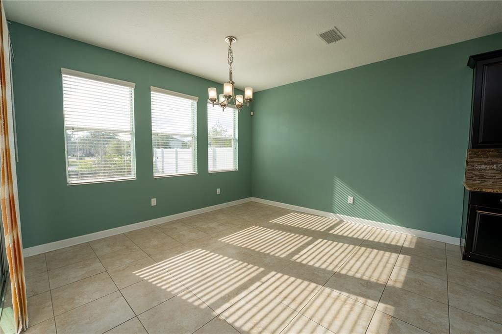 出租: $3,100 (4 贝兹, 2 浴室, 2346 平方英尺)