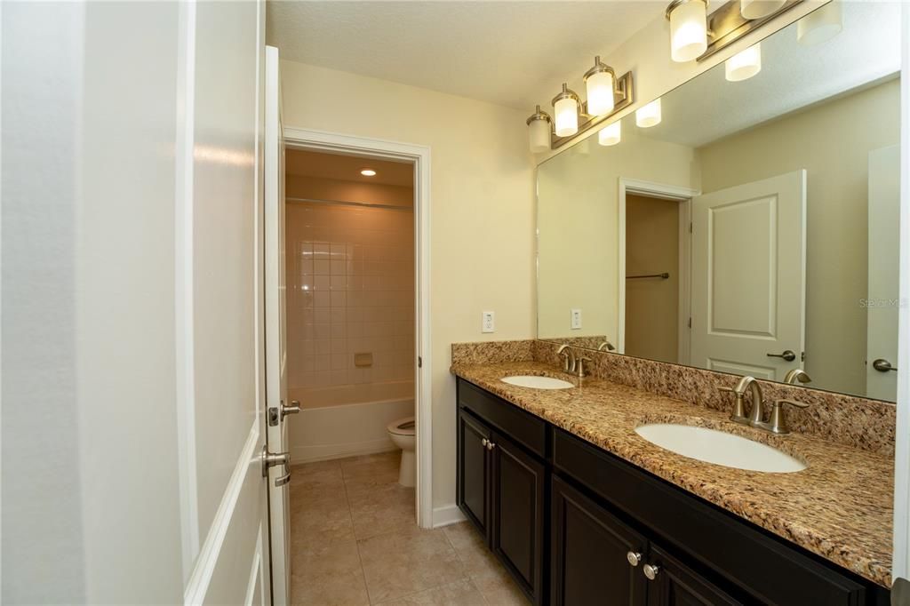 出租: $3,100 (4 贝兹, 2 浴室, 2346 平方英尺)