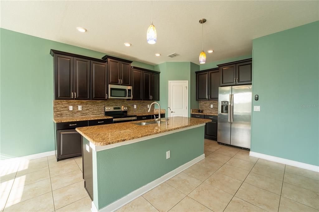 出租: $3,100 (4 贝兹, 2 浴室, 2346 平方英尺)