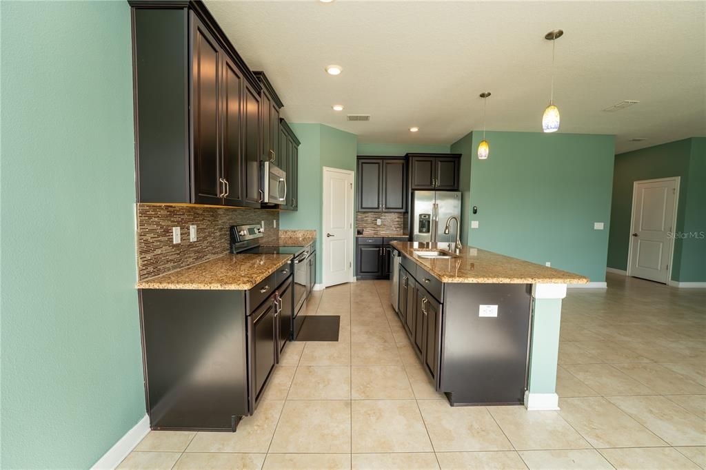 出租: $3,100 (4 贝兹, 2 浴室, 2346 平方英尺)