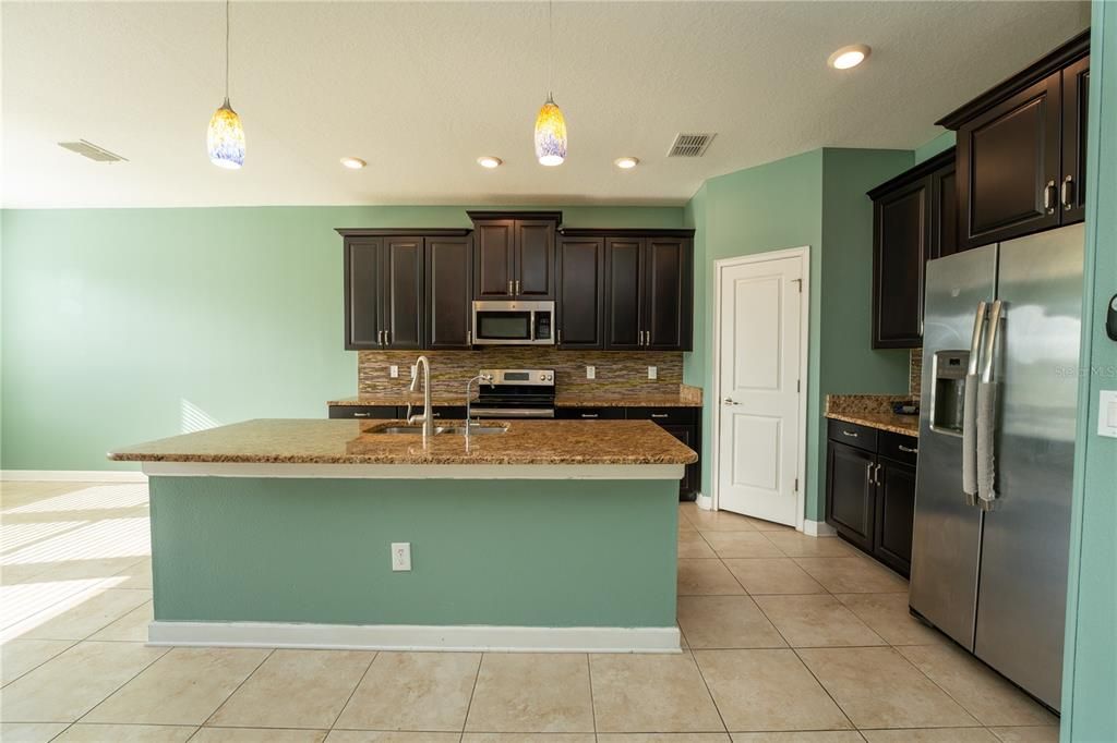 出租: $3,100 (4 贝兹, 2 浴室, 2346 平方英尺)