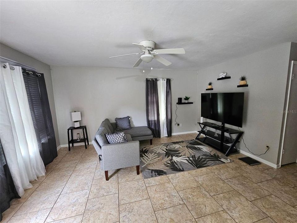 En Renta: $1,415 (2 camas, 1 baños, 1000 Pies cuadrados)