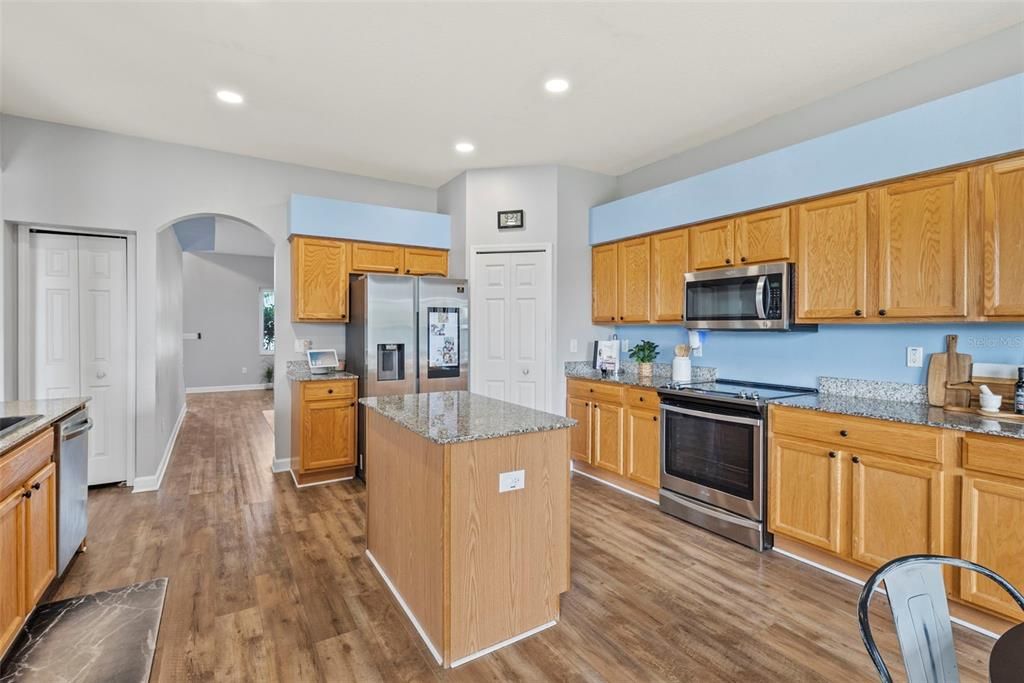 For Sale: $455,000 (6 beds, 3 baths, 2998 Square Feet)