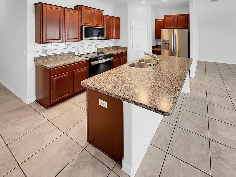 For Sale: $320,000 (3 beds, 2 baths, 1555 Square Feet)