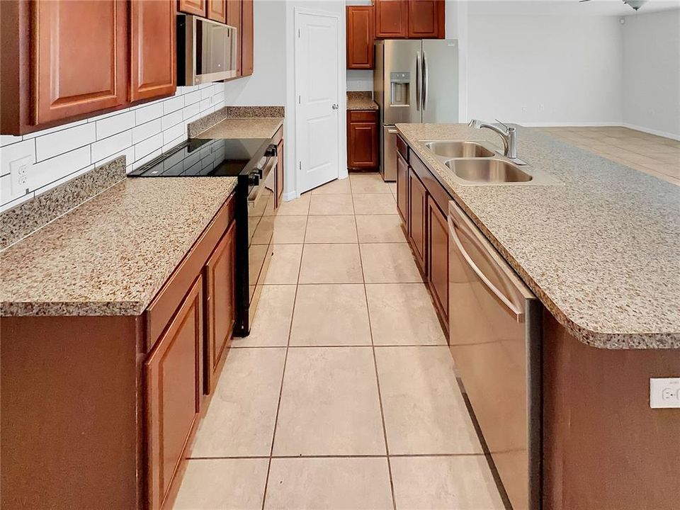 For Sale: $320,000 (3 beds, 2 baths, 1555 Square Feet)