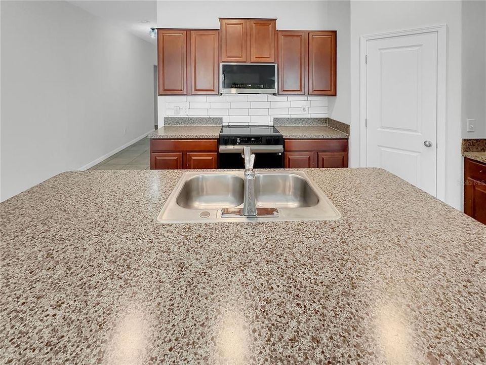 For Sale: $320,000 (3 beds, 2 baths, 1555 Square Feet)