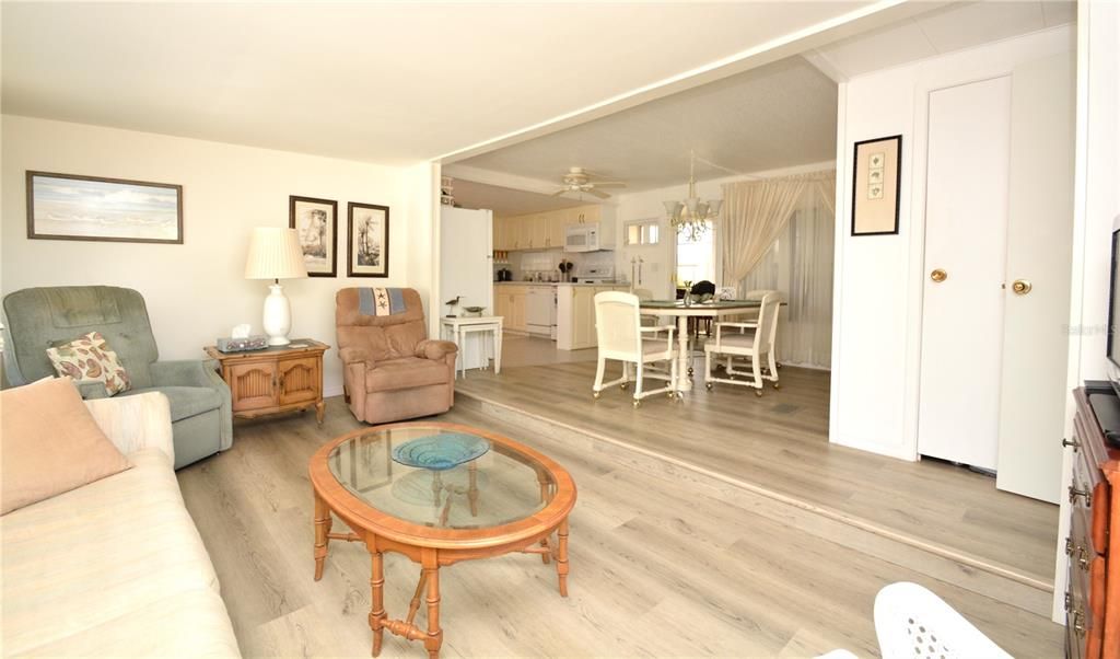 En Venta: $235,000 (2 camas, 2 baños, 909 Pies cuadrados)