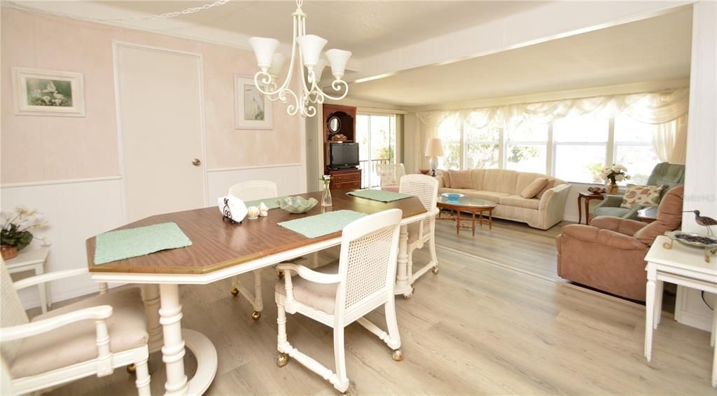 En Venta: $235,000 (2 camas, 2 baños, 909 Pies cuadrados)