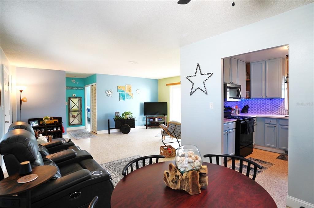 待售: $234,900 (2 贝兹, 1 浴室, 1112 平方英尺)