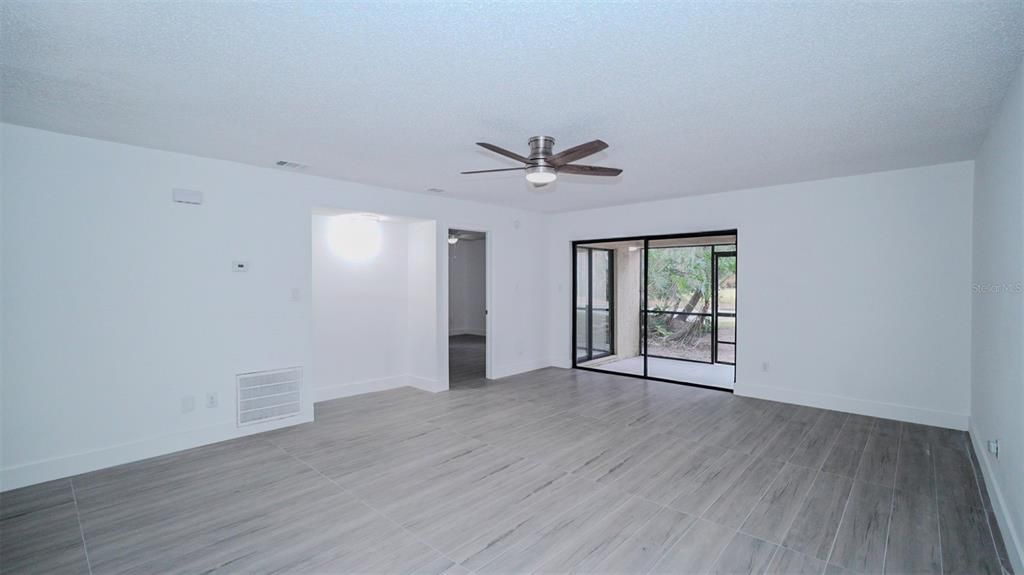 For Sale: $195,000 (2 beds, 2 baths, 1089 Square Feet)