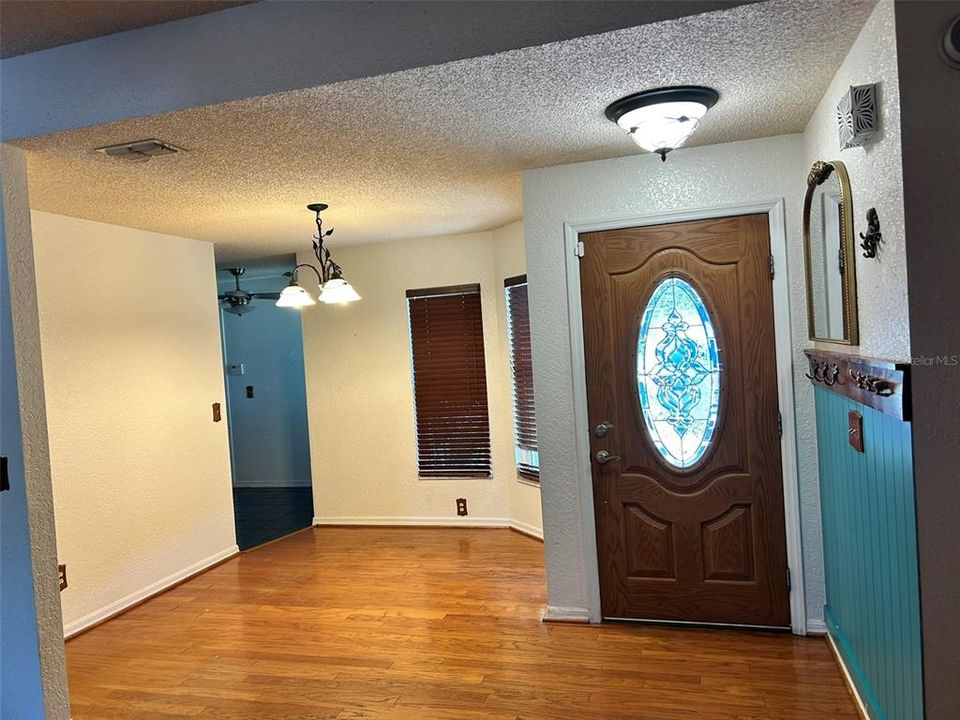 待售: $372,000 (4 贝兹, 2 浴室, 1937 平方英尺)