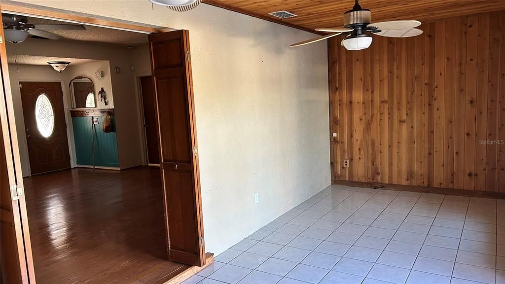 待售: $372,000 (4 贝兹, 2 浴室, 1937 平方英尺)