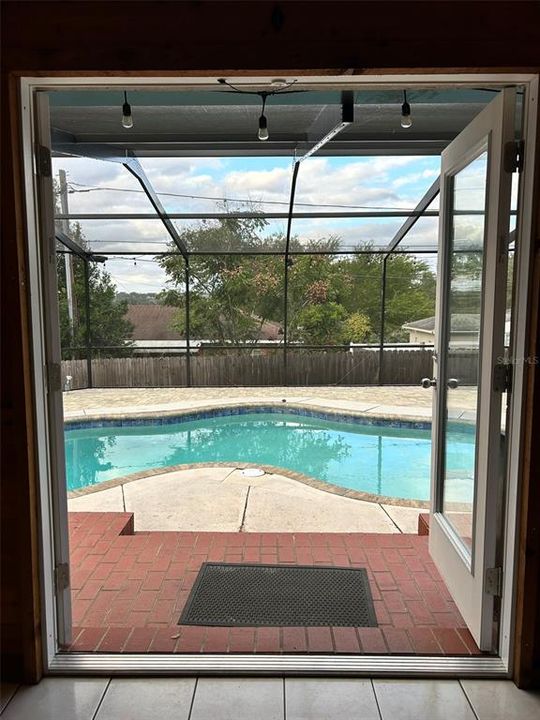 待售: $372,000 (4 贝兹, 2 浴室, 1937 平方英尺)