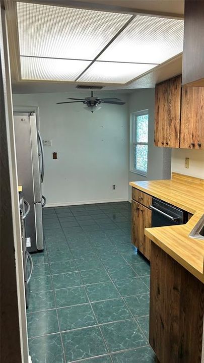 待售: $372,000 (4 贝兹, 2 浴室, 1937 平方英尺)