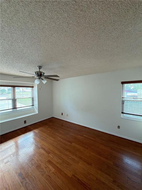 待售: $372,000 (4 贝兹, 2 浴室, 1937 平方英尺)