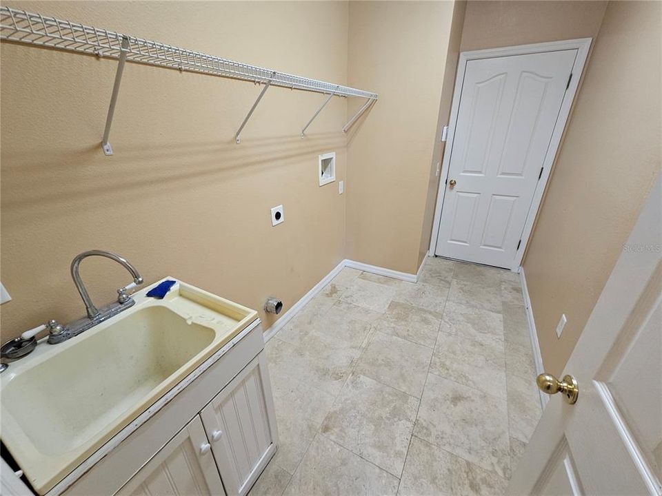 For Rent: $2,300 (3 beds, 2 baths, 2630 Square Feet)