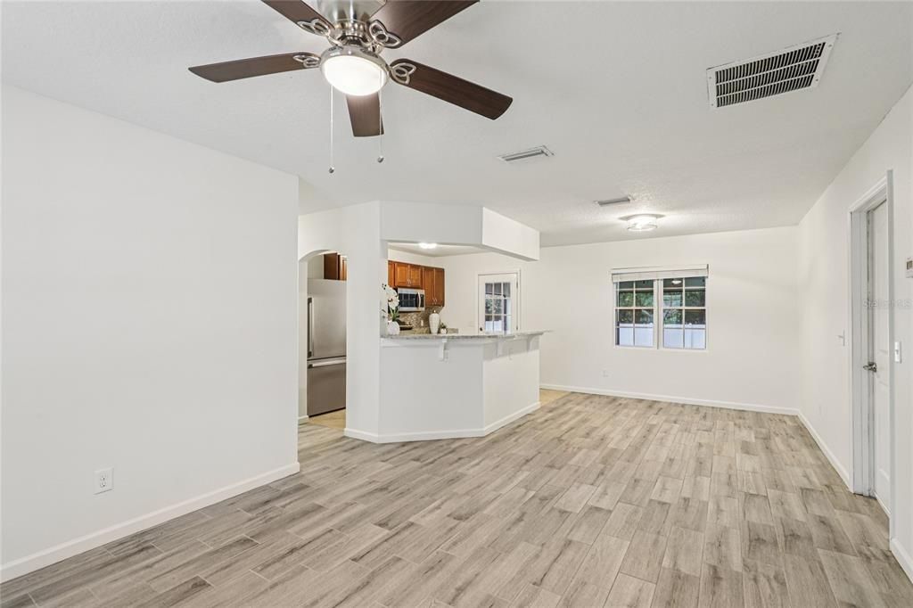 待售: $274,999 (3 贝兹, 1 浴室, 944 平方英尺)