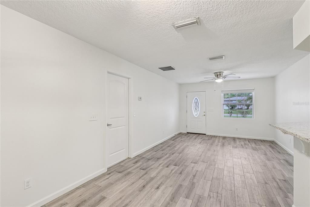 待售: $274,999 (3 贝兹, 1 浴室, 944 平方英尺)