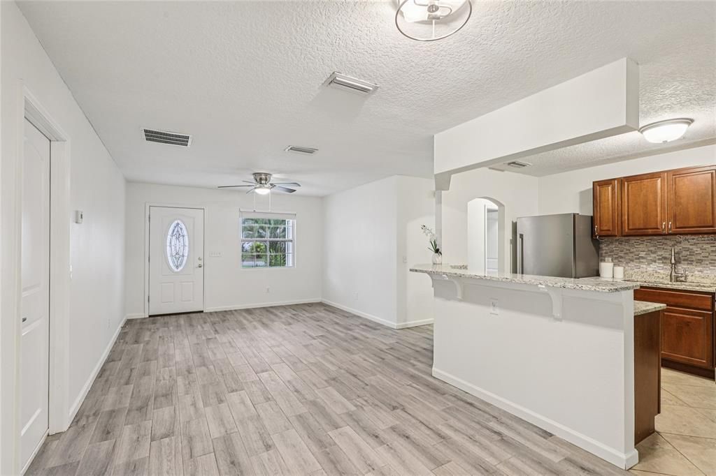 待售: $274,999 (3 贝兹, 1 浴室, 944 平方英尺)