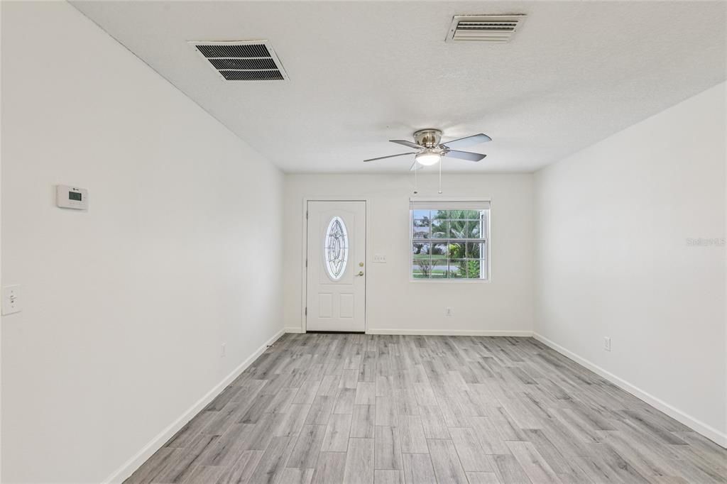 待售: $274,999 (3 贝兹, 1 浴室, 944 平方英尺)