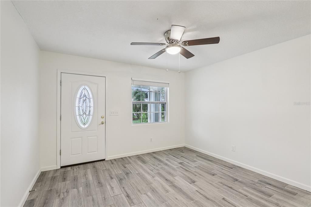 待售: $274,999 (3 贝兹, 1 浴室, 944 平方英尺)