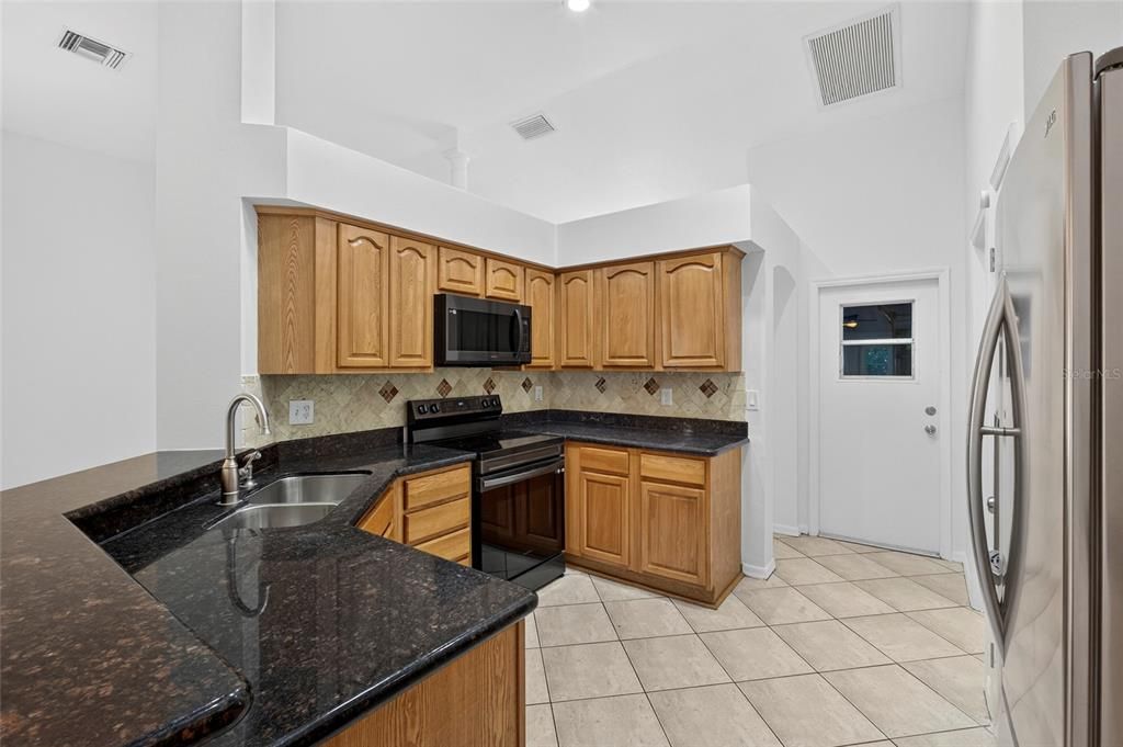 待售: $575,000 (4 贝兹, 2 浴室, 2043 平方英尺)