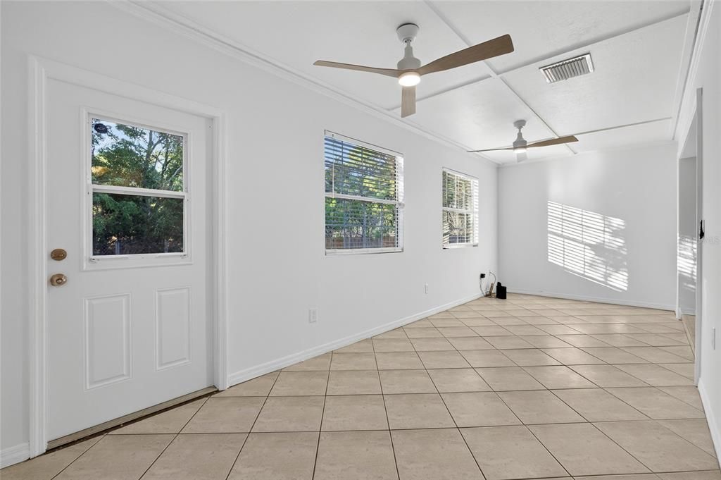 待售: $575,000 (4 贝兹, 2 浴室, 2043 平方英尺)