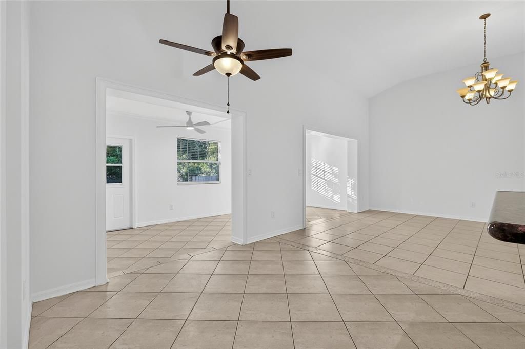 待售: $575,000 (4 贝兹, 2 浴室, 2043 平方英尺)