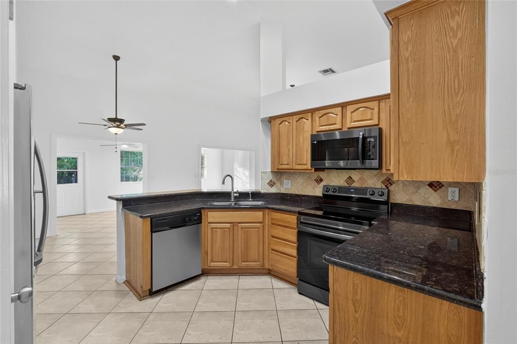 待售: $575,000 (4 贝兹, 2 浴室, 2043 平方英尺)