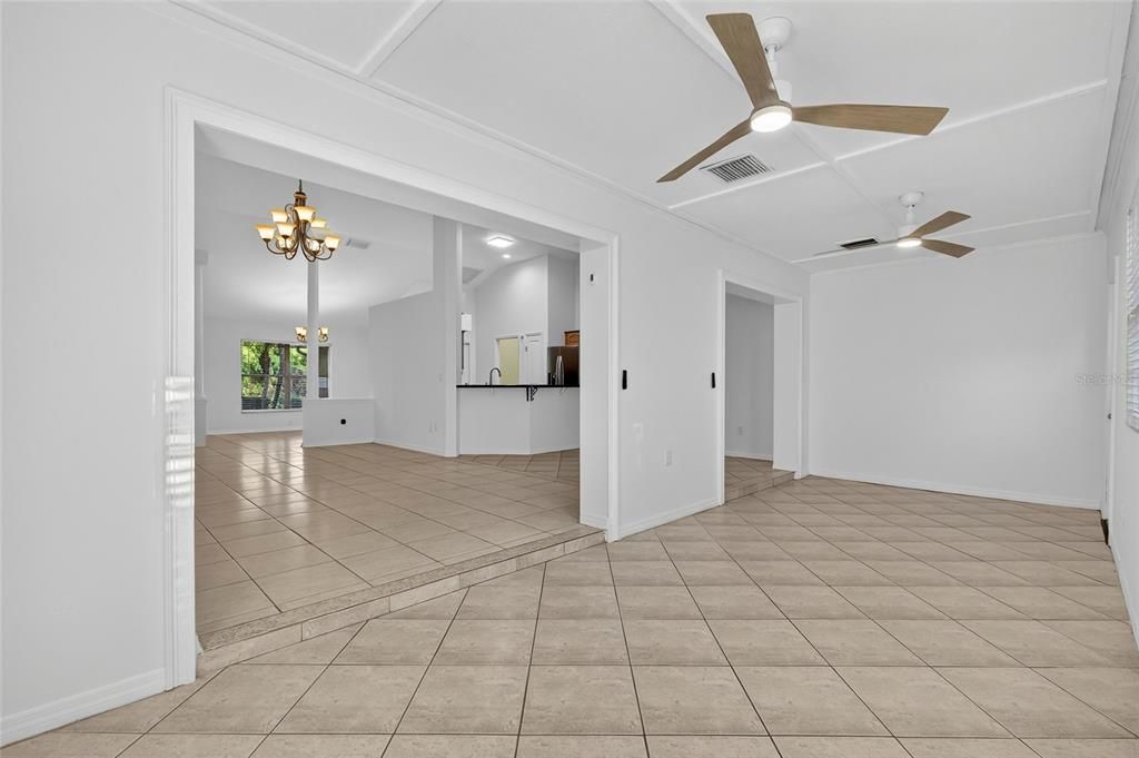 待售: $575,000 (4 贝兹, 2 浴室, 2043 平方英尺)