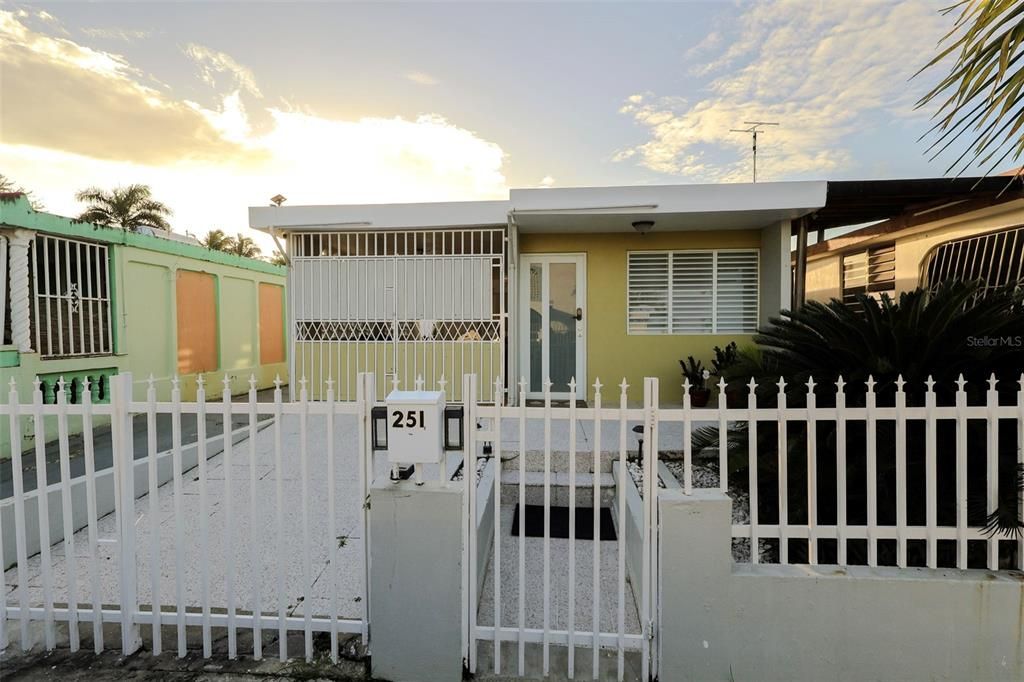 For Rent: $1,900 (3 beds, 1 baths, 1100 Square Feet)