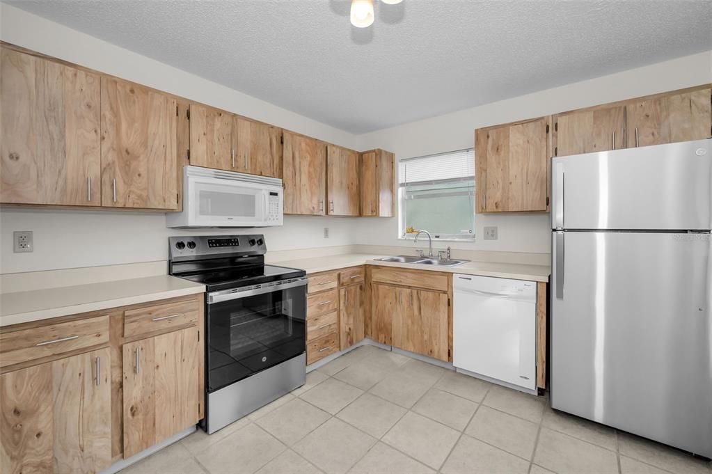 For Sale: $239,900 (2 beds, 2 baths, 1123 Square Feet)